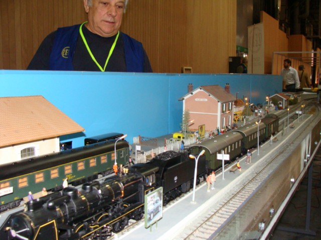 Bernard devant sa gare bien garnie !!
