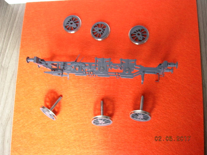 les roues; le chassis  peint
