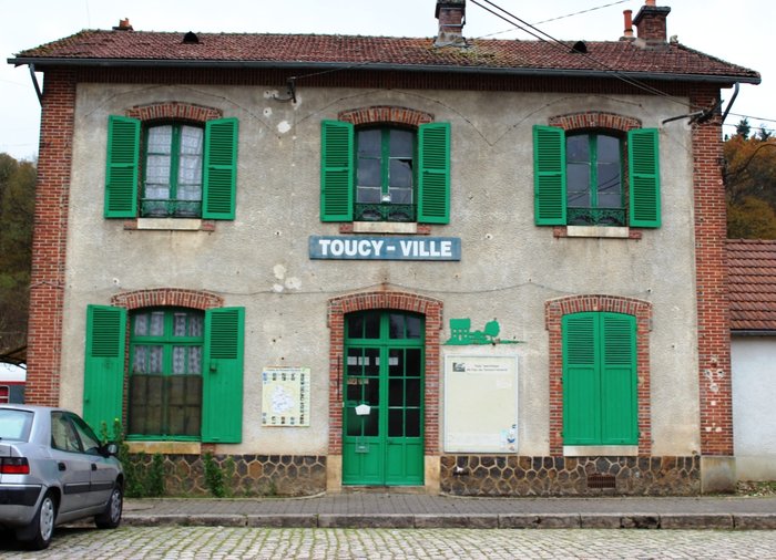 Gare Toucy (coté rue web).JPG