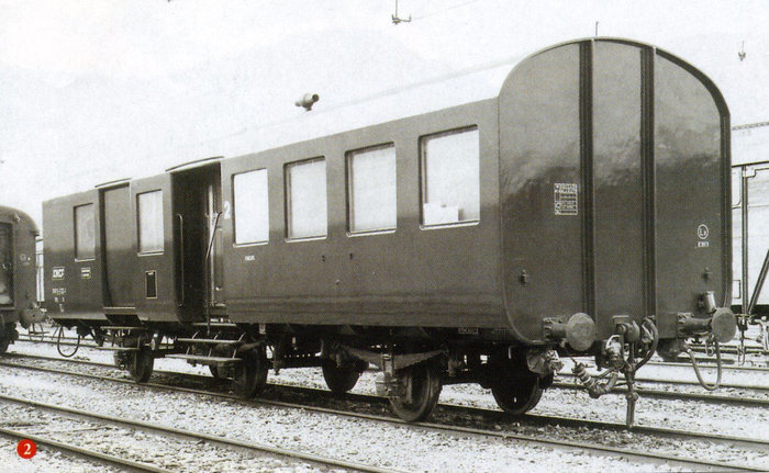 TRAIN_VOITURE_OMNIBUS 3 essieux_B4Dt_Modernisée Sud Est-Ex PLM_1_en 1972_Loco Revue 680_20040300_1.jpg