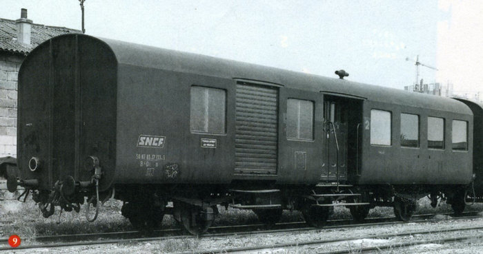 TRAIN_VOITURE_OMNIBUS 3 essieux-B4Dt_Modernisée Sud Est_Ex PLM_à Corbeil-Essonnes_Loco Revue 647 20010500.jpg
