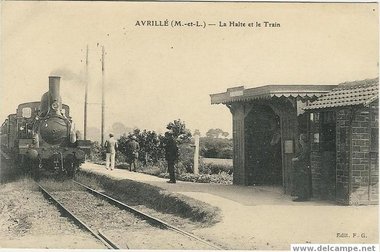 Gros plan sur la halte, la 120 série 700 du réseau de l'Ouest est partie d'Angers St serge