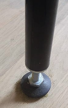 pied métal réglable.jpg