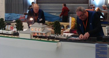 Le réseau sur le stand du cercle: on s'affaire avant l'ouverture !