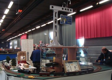 Le stand sous un autre angle de prise de vue; vue côté vitrine et potence