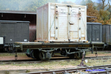 Plat avec container.jpg