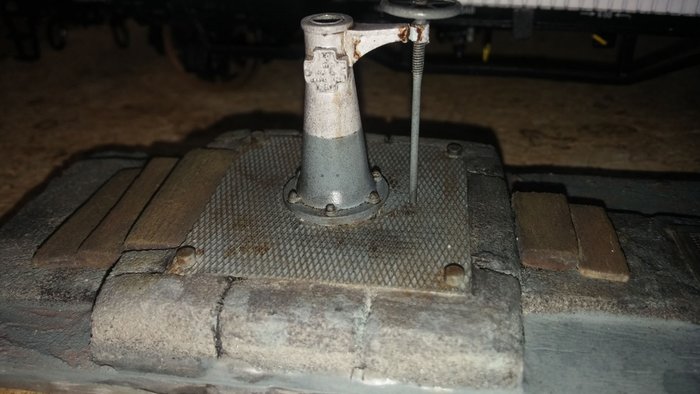 v0 de la grue, avec un socle en tôle DECAPOD + 4 boulons un peu trop gros...