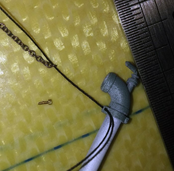 En utilisant un fil de couture pardi ! (enfin j'ai mis 1h à trouver cette astuce…)