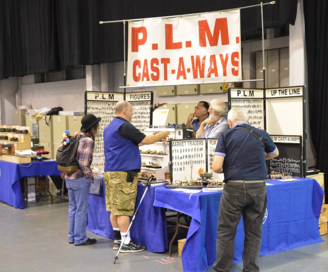 Devant le stand de PLM CASTAWAY. je prends un cliché sur mon téléphone des soldats écossais guerre de 14, nouveauté de Philip cette année. d'ailleurs j'ai commencé à les peindre, et partagerai le résultat. j'ai eu de longs échanges avec Philip qui crée les figurine, et son collègue (dont j'ignore encore le nom!) qui les peint pour les présentations. à ce propos, j'ai appris qu'il fabriquait lui-même ses teintes en utilisant des pigments et une sorte d'huile qui a l'avantage de sècher plus rapidement que les peintures à l'huile traditionnelle. n'ayant pas pris de note, je suis incapable d'expliquer plus sur le sujet. j'essaierai d'en savoir plus l'an prochain! - c'est Bertrand RUMEAU que l'on voit de dos sur ma droite. il fait le reportage photo pour le Cercle!