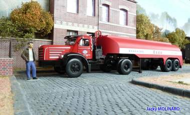 Berliet semi Esso.jpg