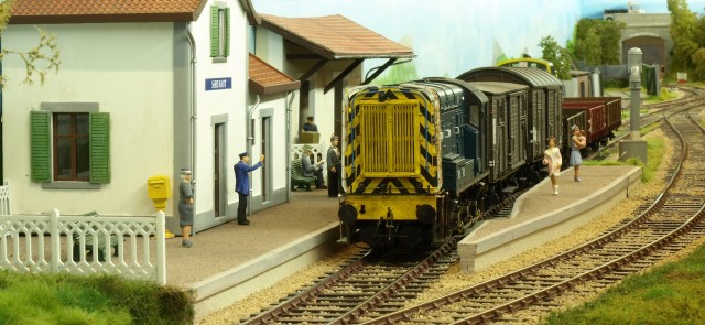 Class 08 en gare.JPG