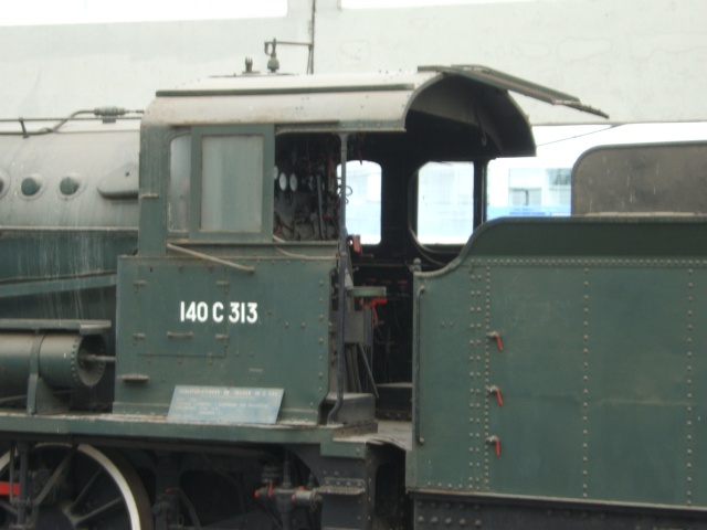 140 C 313 cabine avec fenêtre coulissante.jpg
