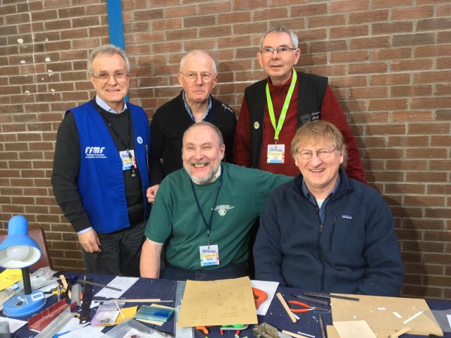 Heureux acteurs de l'atelier, votre serviteur est gilet bleu à gauche