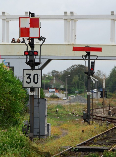 Carré et sémaphore unifié, le panneau ARRAS à droite des flèches