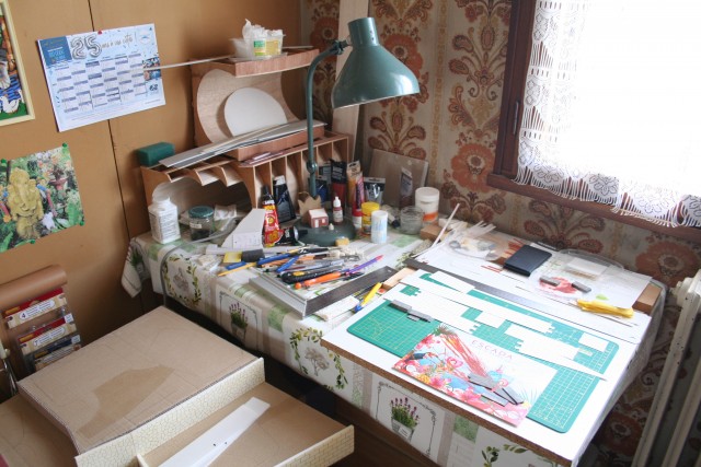Table dans une autre pièce au 1er étage, dessus divers réalisations en cour pour le Club.