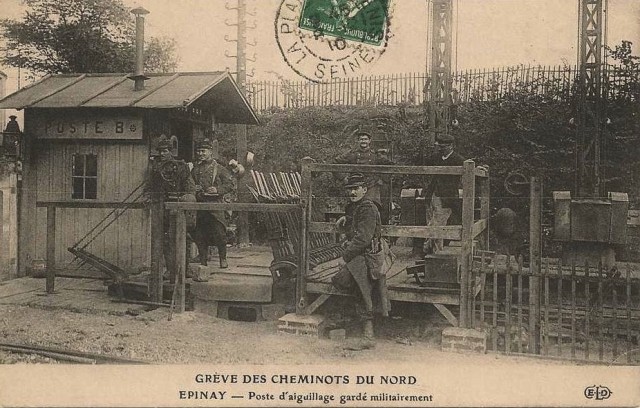 EPINAY - Le Poste B est encore en bois, et garde un Sémaphore LARTIGUE