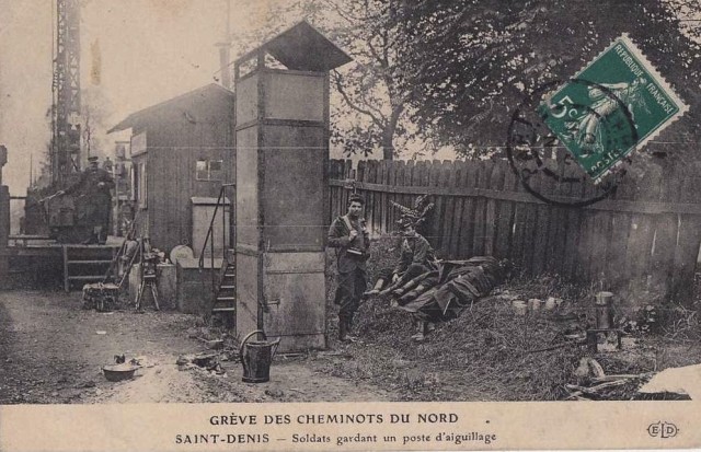 SAINT DENIS - Le Poste A, toujours en bois. toujours un garde sémaphorique. il semble en avoir existé des dizaines sur le NORD quand ils n'étaient pas en gare.