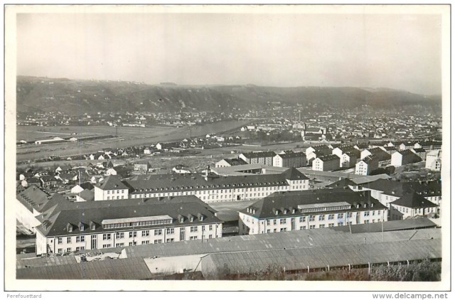 Au bas de la photo les bâtiments du 16 RA et au fond à droite la ville de Tréves.