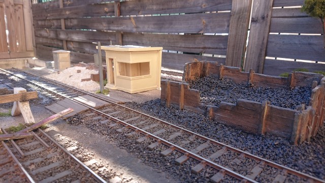 SUR LE DIORAMA ON PEUT VOIR UNE NOUVEAUTÉ GUÉRITE DE TYPE BÉTON POUR mécanisme DE BARRIÈRE MITOYEN A LA MAISON DE GARDE