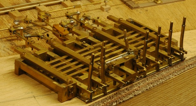 Commande des aiguilles par tringles, comme en vrai, des signaux par fil de pêche sans allongement, un peu d'électricité dessous pour les feux...