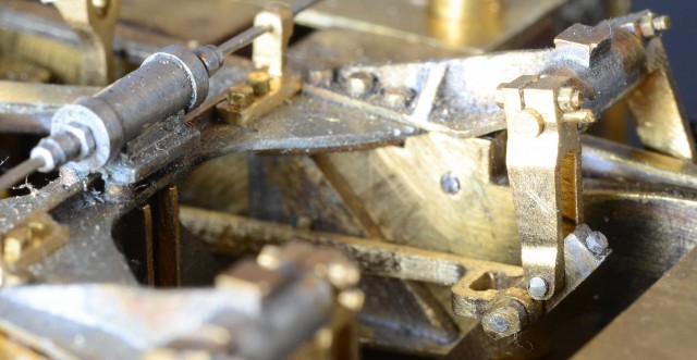 Le bidule cylindrique transversal est le servomoteur du by pass HP.