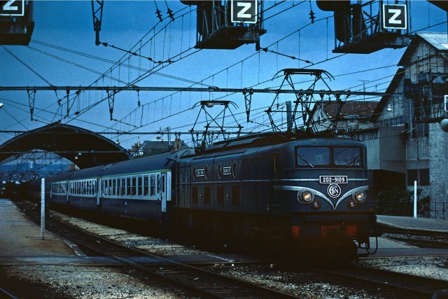 2D2 9109 + TAC Avignon 1982.jpg