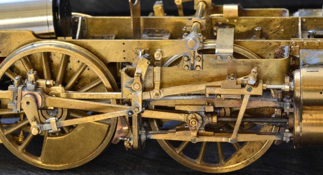 La clavette de la grosse tête de bielle motrice est enfoncée par le bas et assurée par un écrou, un montage peu fréquent. A l'avant de la glissière, graisseur de la tige de piston, pas mis en valeur par cette photo.