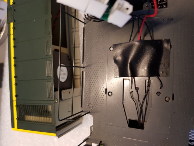 Un fil des lampes avant a été écrasé lorsque j'ai remonté la machine après installation du décodeur sur la platine d'origine. Evidemment ça marche moins bien comme ça ! Petite réparation. Il faudra faire très attention au remontage ! Démontage de la platine d'origine en repérant bien les fils.