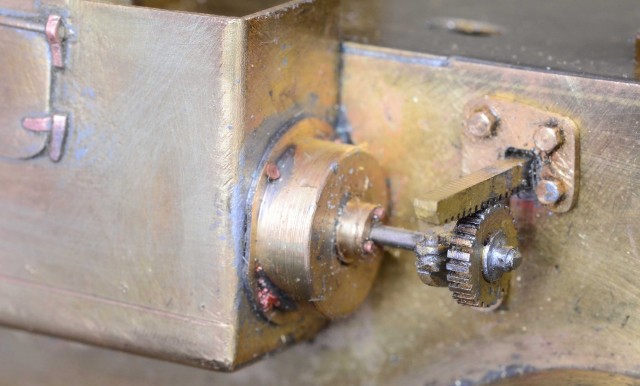 J'ai dû créer mes outils pour la crémaillère et la roue dentée, car les fentes font moins de 0,5, épaisseur de ma plus fine fraise - scie (tête des boulons : 1 mm).