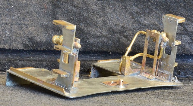 Le bitoniot central solidarise le plancher d'abri et le caisson arrière avec une goupille conique. Rapide et discret. Les marches sont rivetées au marchepied par des rivets &quot;standard&quot; tête 0,7, corps 0,58. L’extrémité intérieure est traitée à la fraise sphérique, le résultat est assez propre.