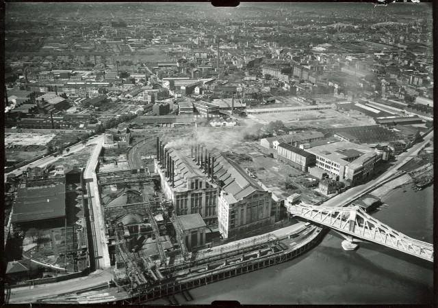 Ivry_s_Seine_CentraleElectrique et usine St. Raphaël.jpg