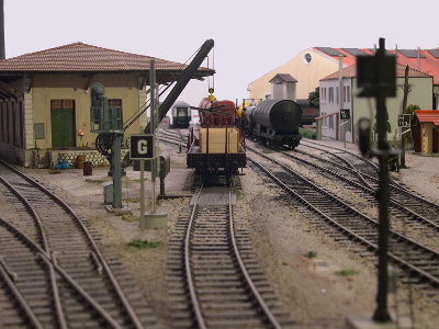 la halle marchandise et sa grue de chargement