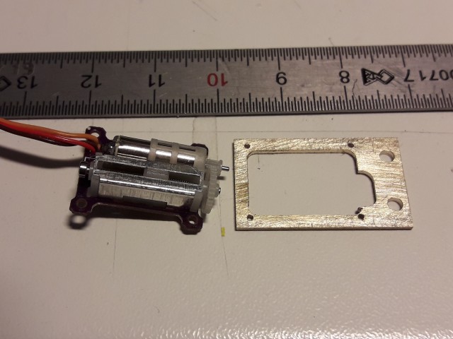 Une platine support a été créée pour le servo. Elle rigidifie le montage.