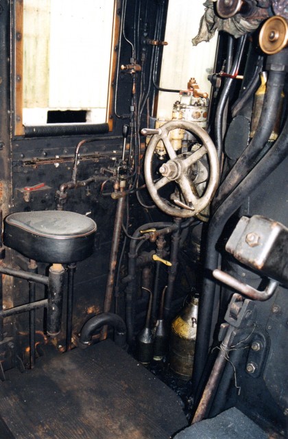 230-G-353, 1997, des années de bricolage sur la tuyauterie... Chiffons (ça fuit un peu...) et fil de fer.