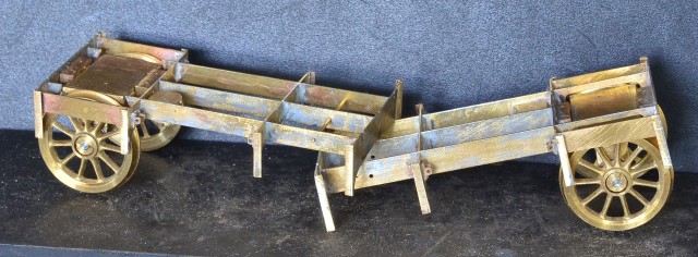 Les châssis intérieurs assemblés avec essieux palonnants et cornières de fixation aux longerons. Il a fallu bricoler les longeronnets au niveau de l'essieu avant.