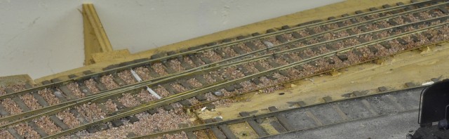 Le long des voies, la tringlerie fonctionnelle (mais non peinte !) venant de la table d'enclenchements.