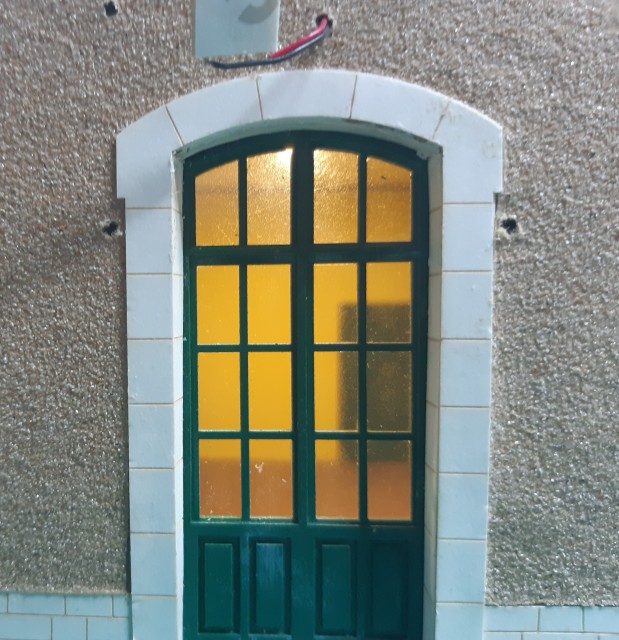 Bureau chef de gare porte quai.jpg