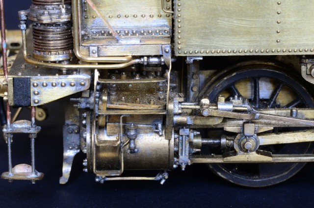 Cette petite bécane a consommé une quantité prodigieuse de boulons et de rivets (vrais ou repoussés) !