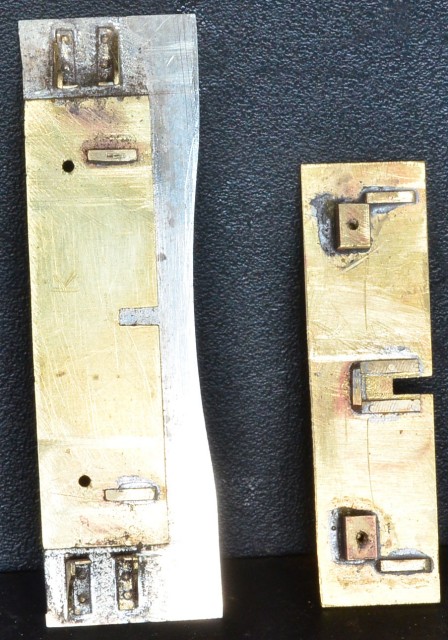 Les petites barrettes en1x1 maintiennent le ressort à l'horizontale. L'arrondi du tablier est ajusté à l'aide d'une casserole de diamètre 18 cm et de papier abrasif !