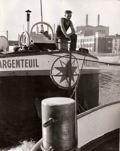 Usine - Départ de la Ville d'Argenteuil du Quai d'Ivry. Au fond, l'usine Saint Raphaël.jpg