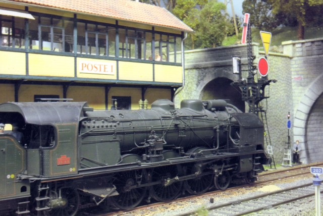 &quot;La 231-H-8 du dépôt de Nevers démarre à voie libre en tête du Thermal Express&quot;. Bien entendu, le petit bleu est effacé et émet en blanc le long de la voie.