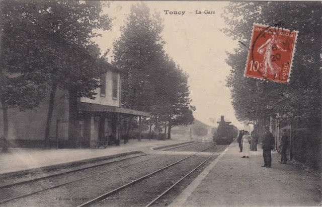 Gare de Toucy-Ville (légende modifiée suite à remarque de Daniel!)