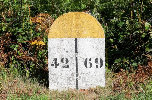 marqueur-avec-frontiere-departementale-entre-le-rhone-69-et-la-loire-42-en-france-2caj9j1.jpg