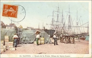 Notez les grands voiliers en ce début de 20ème siècle et les dockers en plein taf !