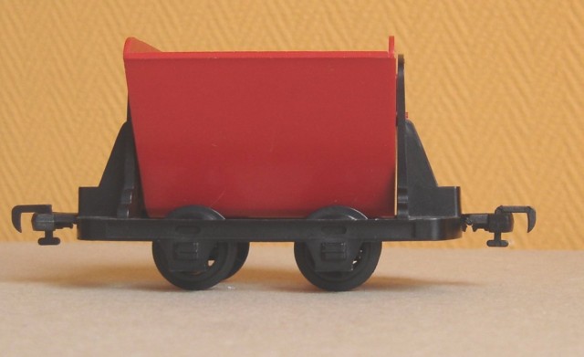 TRIANG_WAGON_BENNE_ROUGE_EN_O_5E.jpg