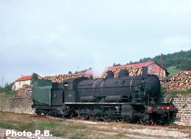 140 C 38 en attente à Villars pendant le tournage du film de R. Lamoureux en Octobre 1975 ..jpg