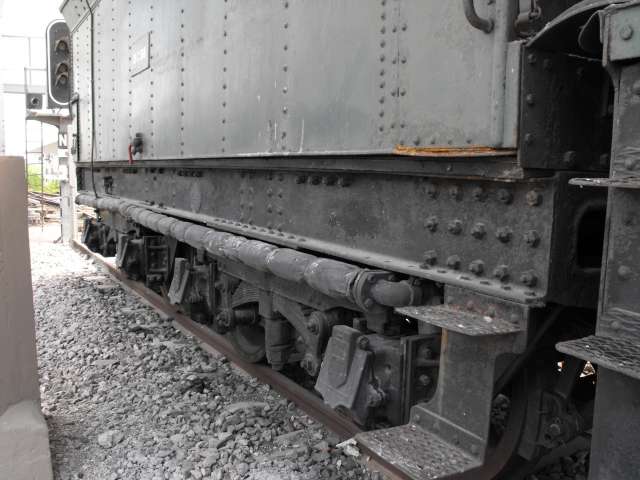 832 Passengers trains heating pipe.jpg
