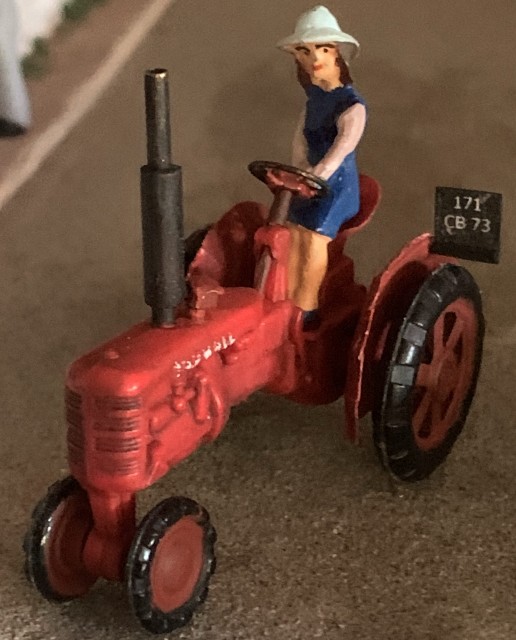 L'agricultrice fière de son petit tracteur (ex Jouef un peu gros  pour du ho)