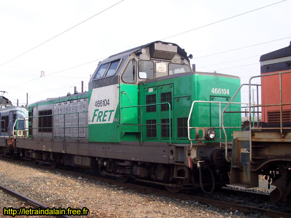 66104 en livrée Fret au dépôt des Aubrais (Orléans) 2004.jpg