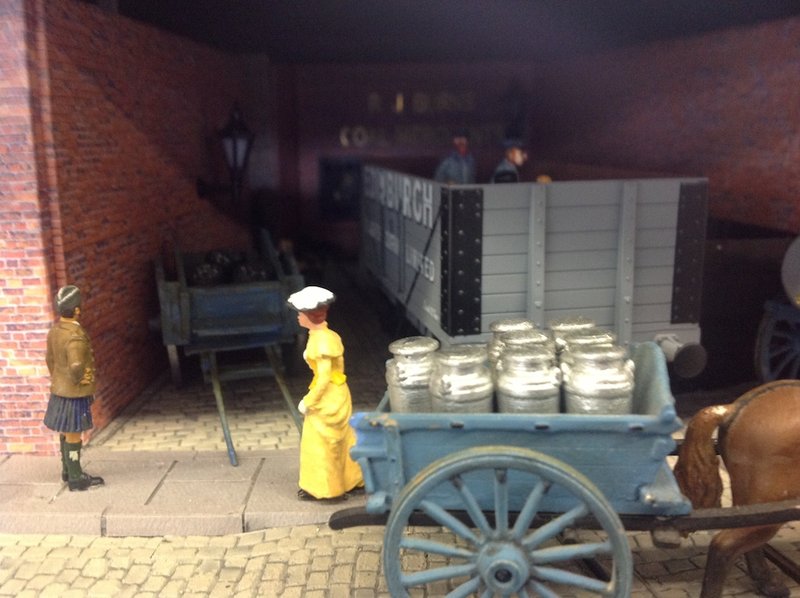 L'embranchement particulier du Marchand de charbon, sous les encorbellements de la gare....